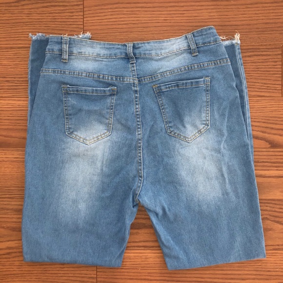 ❄️Light Wash High Waisted Jeans❄️ - Picture 3 of 4